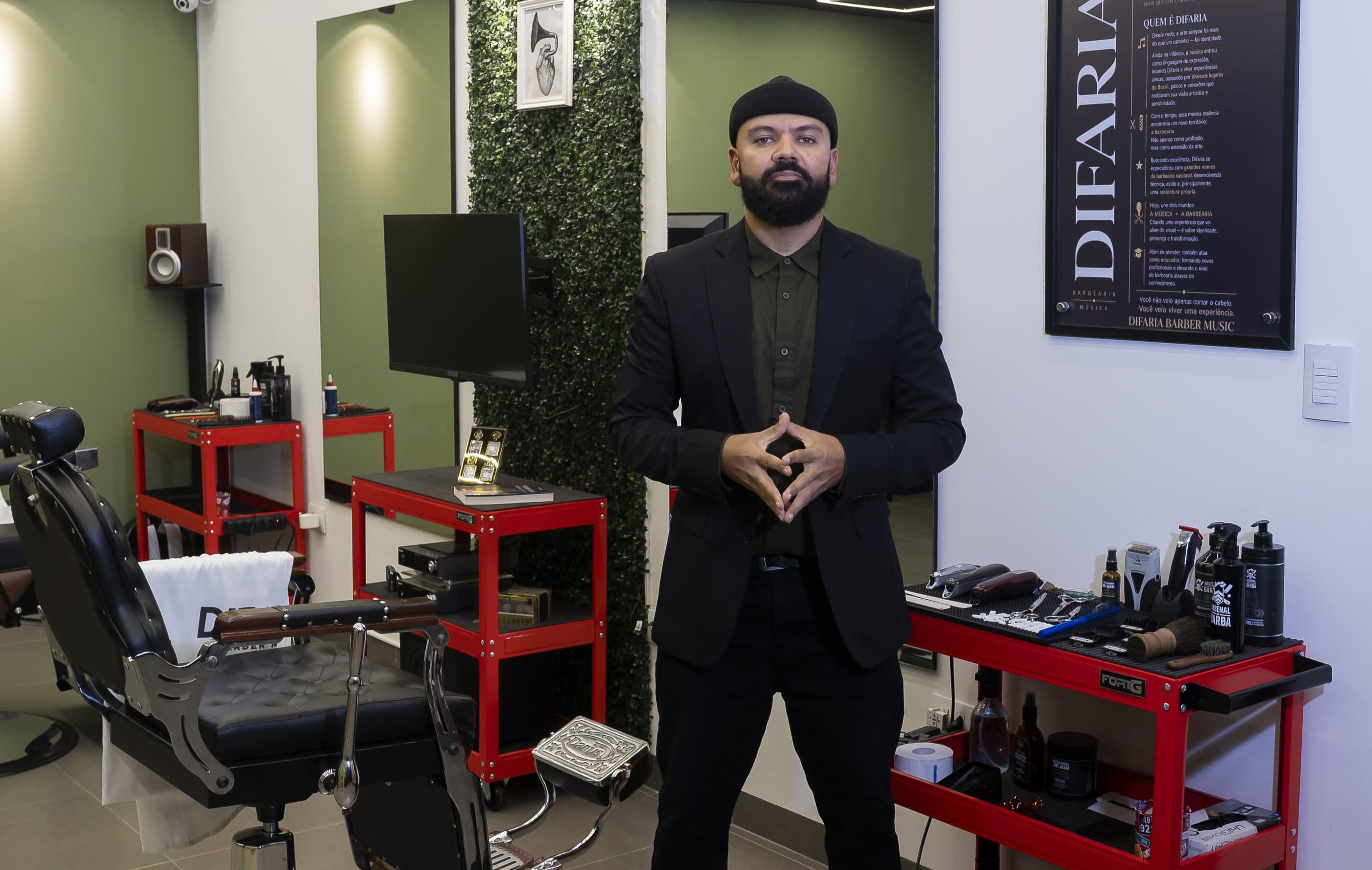 Cadeira e ambiente da barbearia DiFaria em Presidente Epitácio